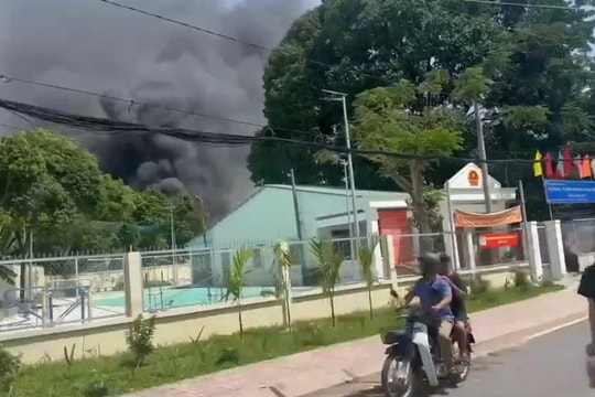 Cháy lớn xưởng sản xuất nội thất ở TP HCM