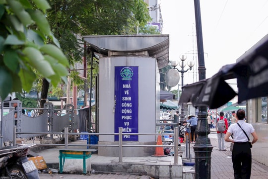 Nhà vệ sinh công cộng ở Hà Nội bị chiếm dụng, tồn tại như không