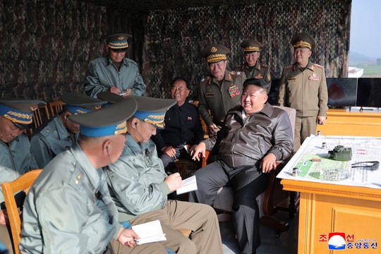 Ông Kim Jong Un giám sát cuộc tập trận không quân của Triều Tiên