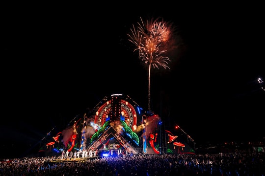 Tháp Signature - “Đài quan sát” đặc quyền giữa trung tâm lễ hội biển Đồng Hới