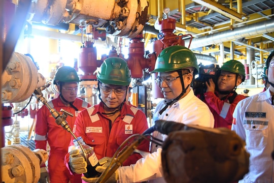 Phó Thủ tướng Bùi Thanh Sơn thăm, làm việc tại giàn khai thác đầu tiên của ngành dầu khí