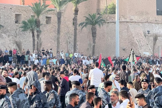 Nhiều bộ trưởng từ chức ủng hộ biểu tình phản đối Thủ tướng Libya