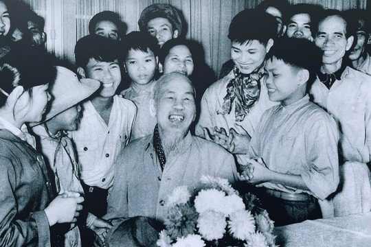 Những khoảnh khắc xúc động giữa Bác Hồ với nhân dân và thiếu nhi