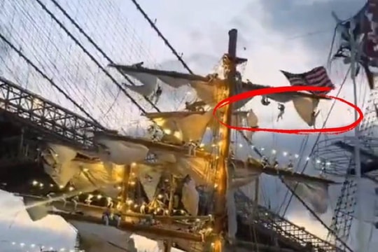 Tàu hải quân Mexico va chạm cầu Mỹ, 19 người bị thương