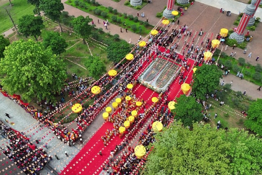 Người dân cầu nguyện bên 'Dấu chân Phật Đà' nặng hơn 100 tấn tại chùa Tam Chúc