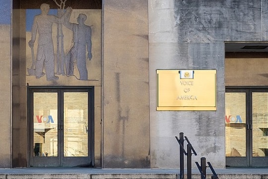 Đài VOA bị chính quyền Mỹ rao bán trụ sở và sa thải 600 nhân viên