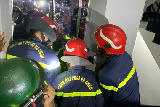 Giải cứu cô gái bị kẹt trong thang máy lúc rạng sáng ở TP HCM