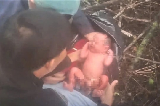 Đôi vợ chồng hiếm muộn xin nhận nuôi b é sơ sinh bị bỏ trong túi nylon