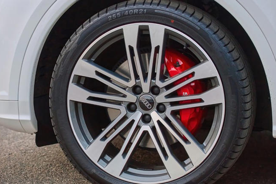 ‏Cách kiểm tra má phanh mà không cần tháo bánh xe‏