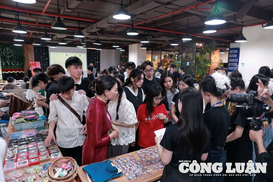 Sinh viên báo chí lan tỏa giá trị văn hóa qua triển lãm nghệ thuật thêu tay 'Họa sắc ngàn tơ'