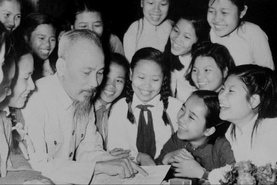 Soi mình trong tấm gương Bác Hồ