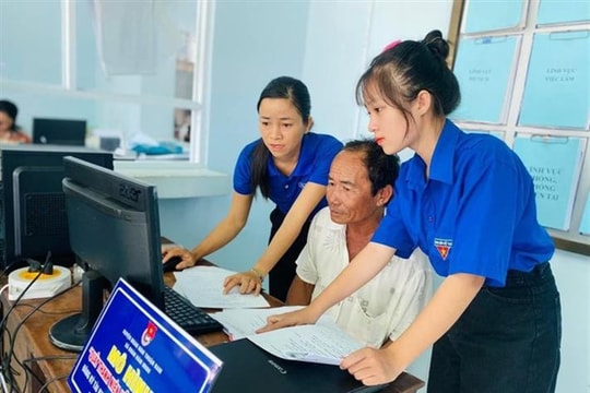 Học sinh, sinh viên tham gia phổ cập kỹ năng số cho cộng đồng