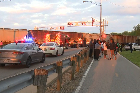 Tàu hỏa đâm trúng gia đình trên cầu ở Mỹ, 2 người thiệt mạng và 1 trẻ mất tích