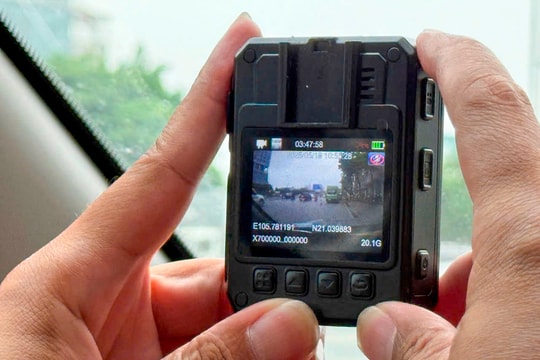 Cảnh sát ghi hình, xử lý tài xế dừng, đỗ xe đón trả khách sai quy định