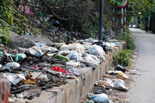 Rác thải chất thành đống trên Đại lộ Thăng Long