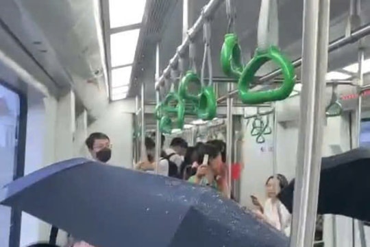 Hành khách ‘dở khóc dở cười’ che ô trên tàu Cát Linh - Hà Đông