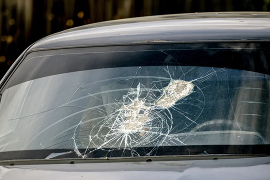 ‏Vết nứt kính nhỏ trên kính ô tô có thể khiến bạn trả giá lớn‏