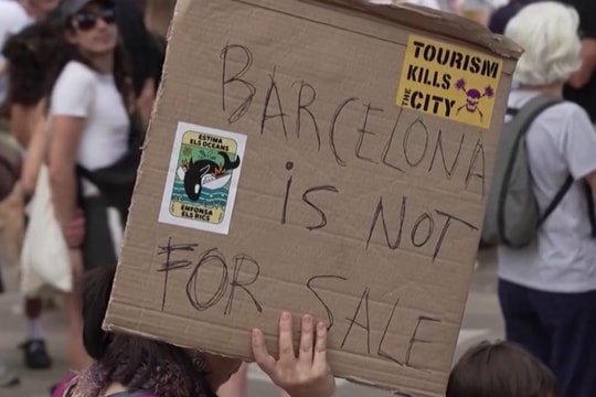 Tây Ban Nha siết chặt dịch vụ Airbnb do khủng hoảng nhà ở