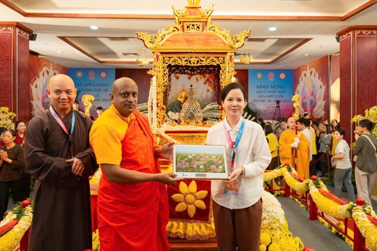 Tặng 10.000 bản in tranh 'Liên hoa tịnh cảnh' cho các đại biểu trong và ngoài nước tham dự Vesak 2025