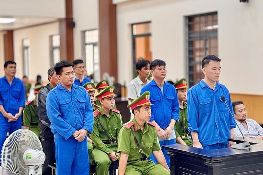 Trưởng Công an xã cùng điều tra viên nhận hối lộ để bỏ qua hành vi buôn lậu