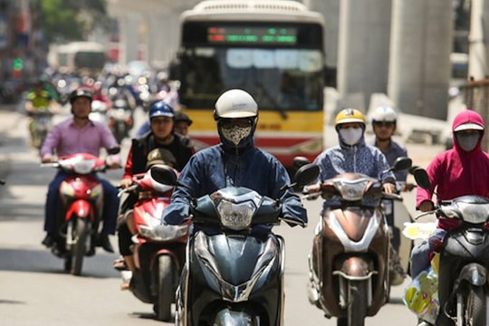 Miền Bắc nắng nóng đến 36 độ, Nam Bộ mưa to cục bộ