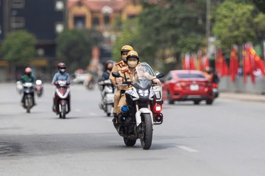 Cảnh sát dùng xe chuyên dụng dẫn đường, để xe taxi đưa nạn nhân đi cấp cứu kịp thời