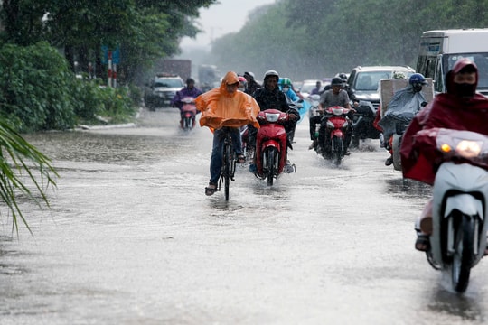 Mưa lớn khiến nhiều tuyến phố ở Hà Nội ngập nặng