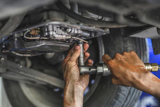 ‏Dầu hộp số chuyển sang màu đen là dấu hiệu gì?‏