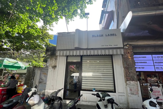 Cửa hàng khóa cửa với khách Việt, mở toang đón khách Tây và bí mật phía sau