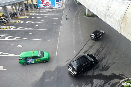 Ô tô, xe máy chạy loạn xạ ở Nhà ga T3 Tân Sơn Nhất