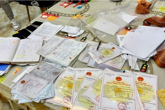 Khởi tố, bắt giam loạt đối tượng làm giả giấy tờ để khai thác cát trộm