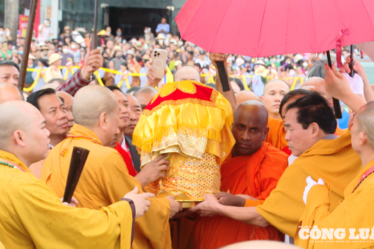 Cung rước xá lợi Đức Phật về chùa Phúc Sơn (Bắc Giang)