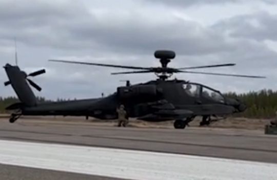 Xem trực thăng Apache của NATO khai hỏa tên lửa Hellfire gần biên giới Nga