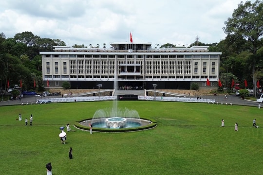 TP HCM treo cờ rủ, tạm dừng hoạt động vui chơi, giải trí trong 2 ngày Quốc tang