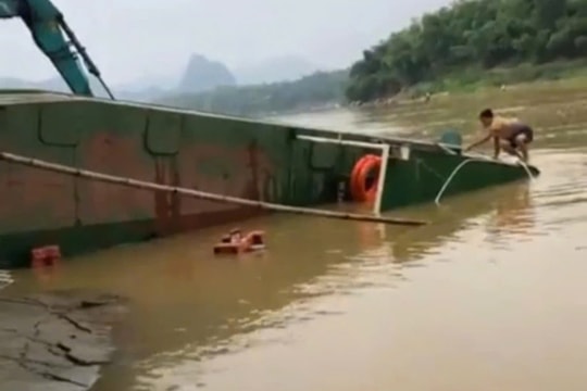 Đò chở 10 học sinh ở Thanh Hóa bị lật khi cập bờ