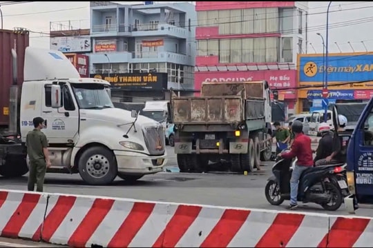 Xe máy va chạm với xe ben ở giao lộ, 1 người tử vong