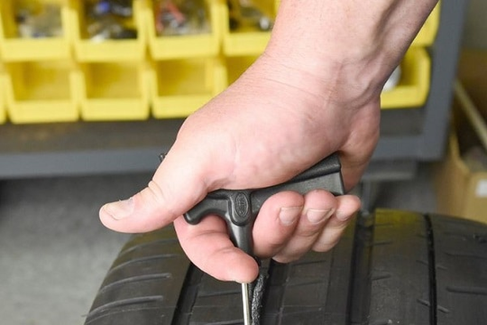 ‏Vá lốp bằng nút cao su: Giải pháp tạm thời hay hiểm họa tiềm ẩn?‏