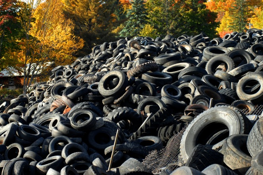 ‏Lốp xe cũ đang gây khủng hoảng rác thải độc hại‏