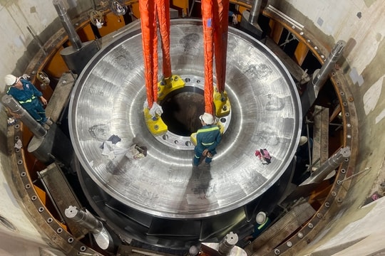 Hạ đặt thành công bánh xe công tác 110 tấn tại dự án Thuỷ điện Hoà Bình mở rộng