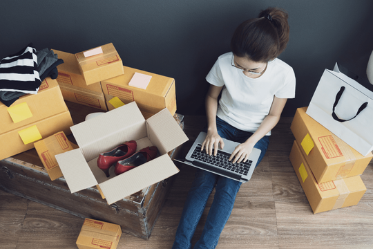 Miễn thuế với đơn hàng nhỏ: Lợi thế cho hàng ngoại, bất công với hàng Việt?