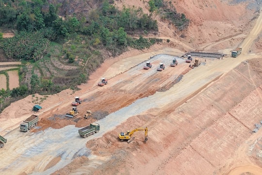 Bảo đảm tiến độ thi công đường bộ cao tốc trong mùa mưa lũ