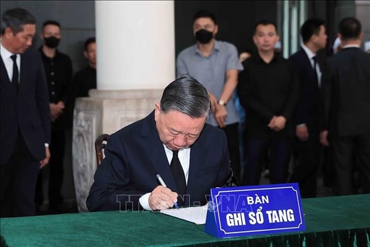 Xúc động những dòng ghi sổ tang viếng nguyên Chủ tịch nước Trần Đức Lương