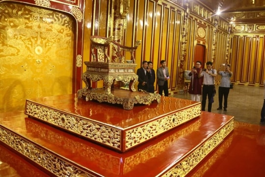 Ngai vàng triều Nguyễn: Một cú trèo, ba đoạn gãy và vô số câu hỏi