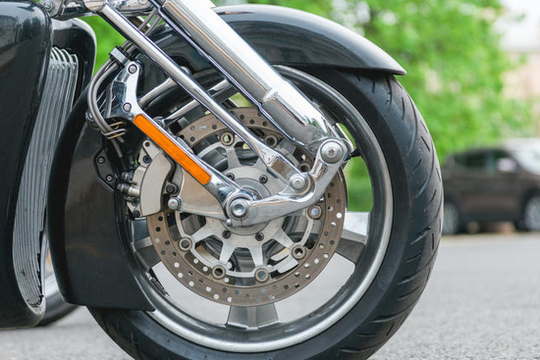 ‏Có thể gắn lốp ô tô cho xe máy không?‏