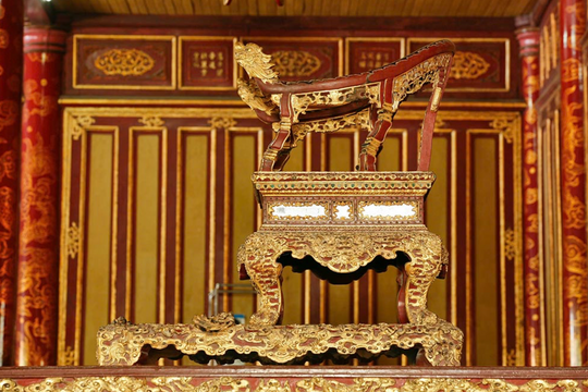 Cục Di sản văn hoá chỉ đạo khẩn vụ ngai vàng triều Nguyễn bị xâm hại