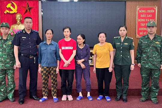 4 người phụ nữ dấu lượng ngoại tệ lớn trong đế giày chuyển trái phép qua biên giới