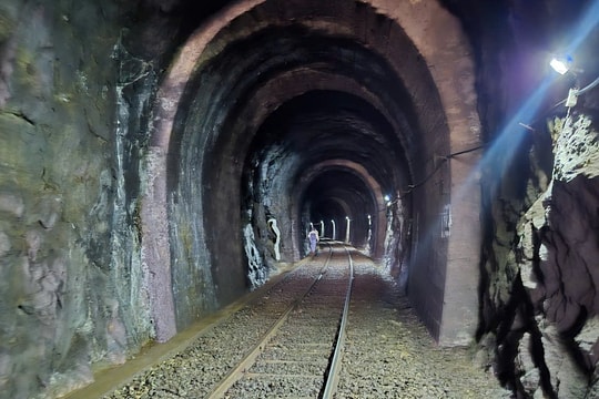 Các hầm đường sắt khu vực Đèo Cả đã có điện mặt trời chiếu sáng