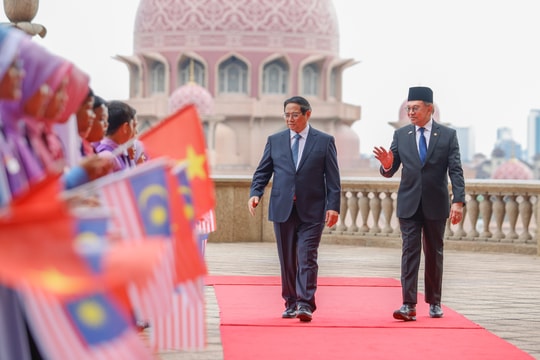 Thủ tướng Anwar Ibrahim chủ trì lễ đón Thủ tướng Phạm Minh Chính thăm chính thức Malaysia