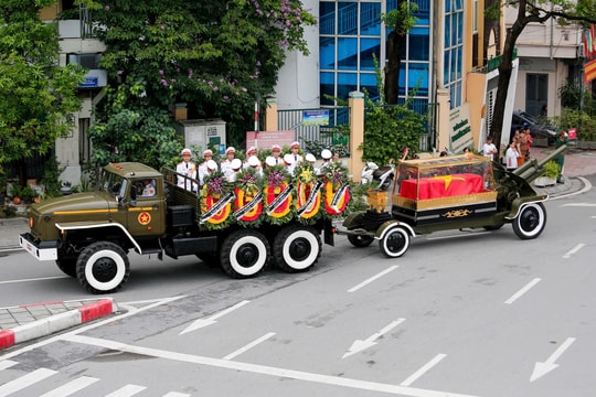 Linh xa chở linh cữu nguyên Chủ tịch nước Trần Đức Lương rời Hà Nội