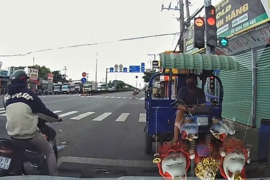 TP HCM: Xe ba gác chạy ngược chiều, chặn đầu ô tô